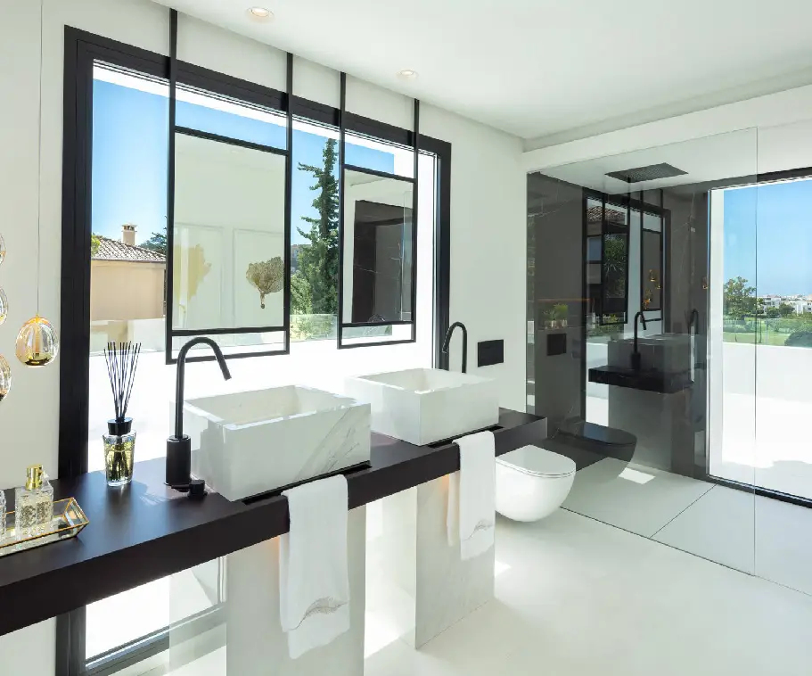 diseño de baños luminosos y con ventanales