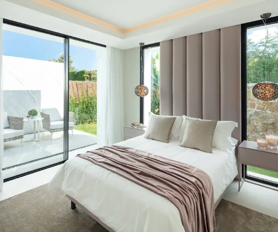 habitación con ventanales