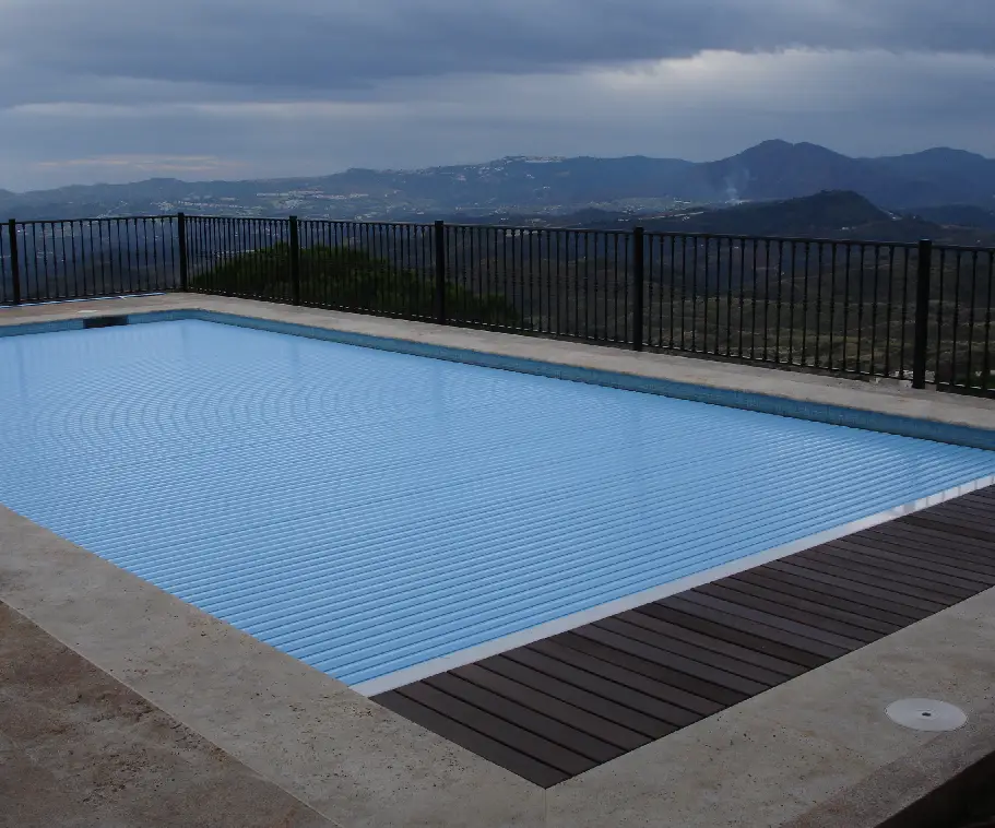 pileta con vista a la montaña