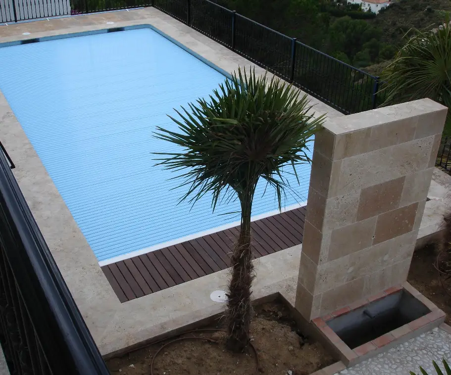 piscina con ducha exterior