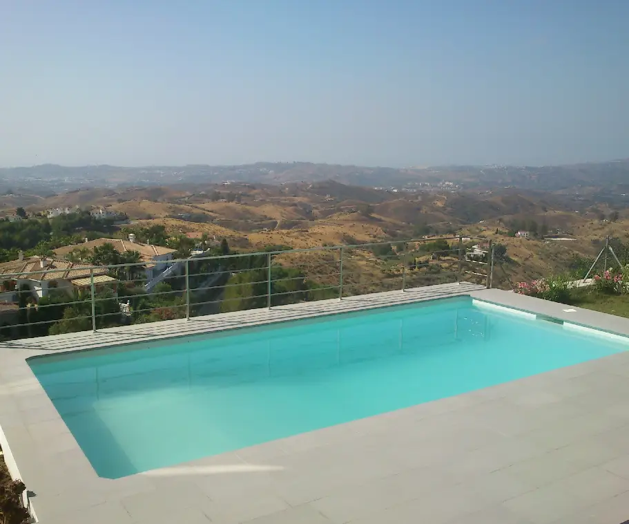 piscina con vista a la montaña
