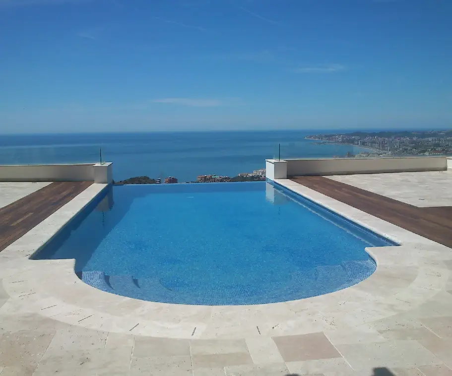 piscina con vista al mar